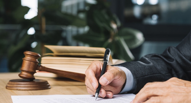 Reato dell'amministratore: necessaria la verifica del modello organizzativo per la responsabilità dell'ente